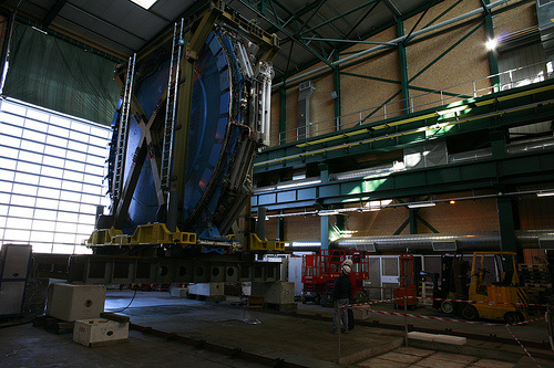 The small wheel (sensor array) arrives at CERN